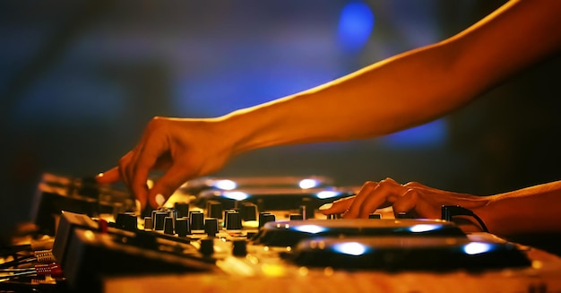 DJ miksujący dźwięk w klubie nocnym