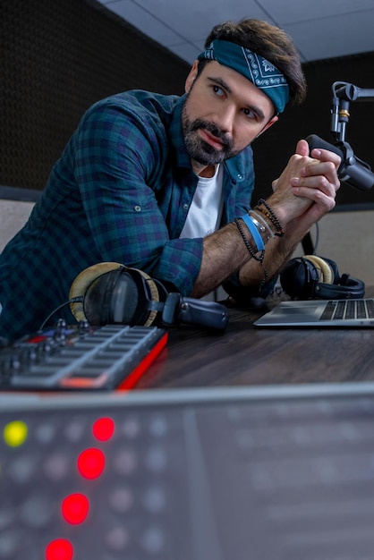 DJ radiowy z chustką na głowie w stacji radiowej