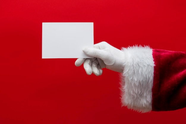 Dłoń Świętego Mikołaja trzymająca pusty biały znak