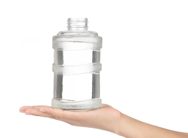 Dłoń trzymająca butelkę wody na białym tle