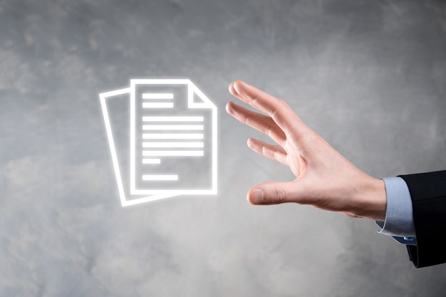 Dłoń trzymająca ikonę dokumentu w ręku Document Management Data System Business Internet Technology Concept. Firmowy system zarządzania danymi DMS.