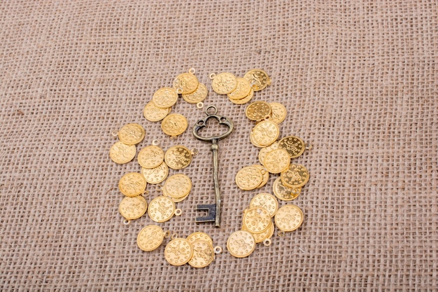 Dłoń trzymająca klucz w kolorze złotym w stylu retro