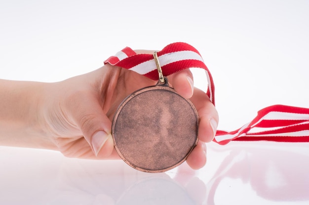 Zdjęcie dłoń trzymająca medal