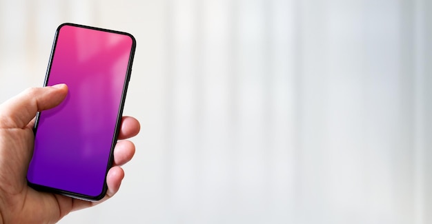 Dłoń trzymająca smartfon z pustym różowym i fioletowym ekranem Tło pakietu Office Transparent poziomy