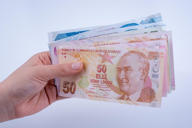 Dłoń trzymająca w ręku banknoty liry tureckiej