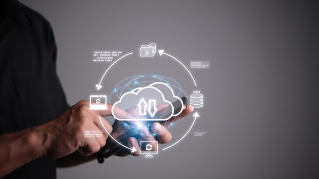 Dłoń trzymająca wirtualną chmurę obliczeniową z elementami świata i technologii, takimi jak przesyłanie, pobieranie, zarządzanie technologią w chmurze, duże dane, obejmują strategię biznesową klienta