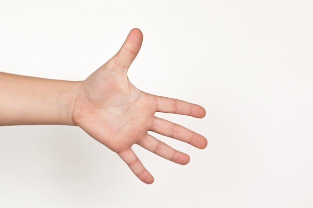 Dłonie dłoni dzieci dotykające lub wskazujące na coś odizolowanego na białym tle