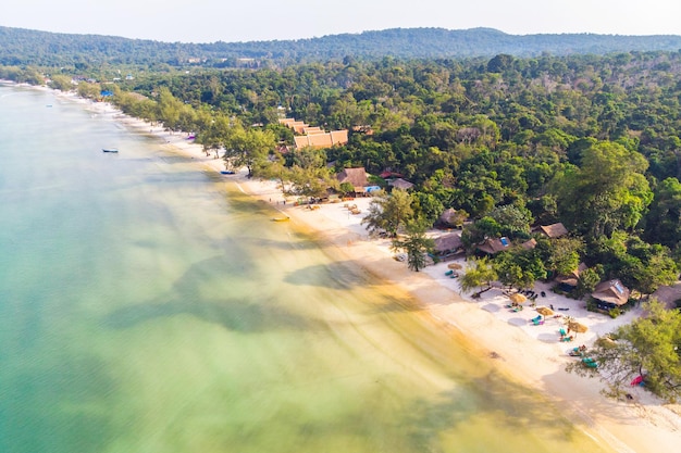 Długa bezludna plaża z białym piaskiem i czystą wodą Widok z góry z lotu ptaka Wybrzeże wyspy Koh Rong Samloem Kambodża