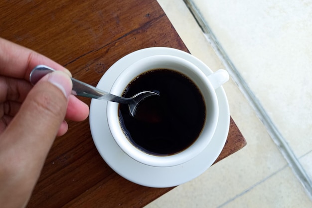 Długa czarna kawa na śniadanie z cukrem