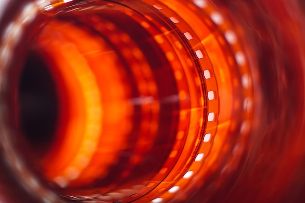 Długa Czerwona Pomarańczowa Taśma Fotograficzna W Tle Zbliżenie Film 35 Mm