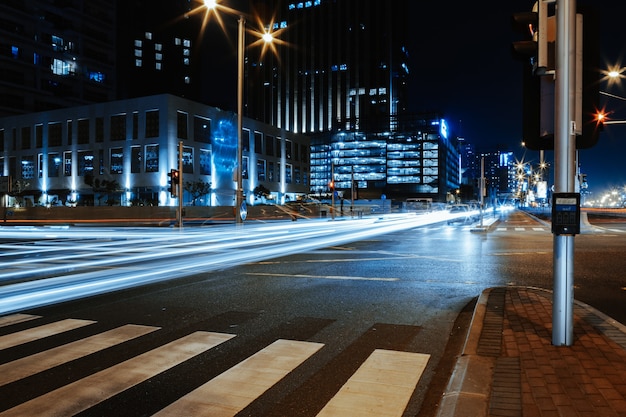 Długa ekspozycja poruszających się samochodów na nocnej drodze w Dubaju