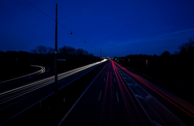 Długa ekspozycja świateł drogowych na autostradzie Kopenhagi Dania