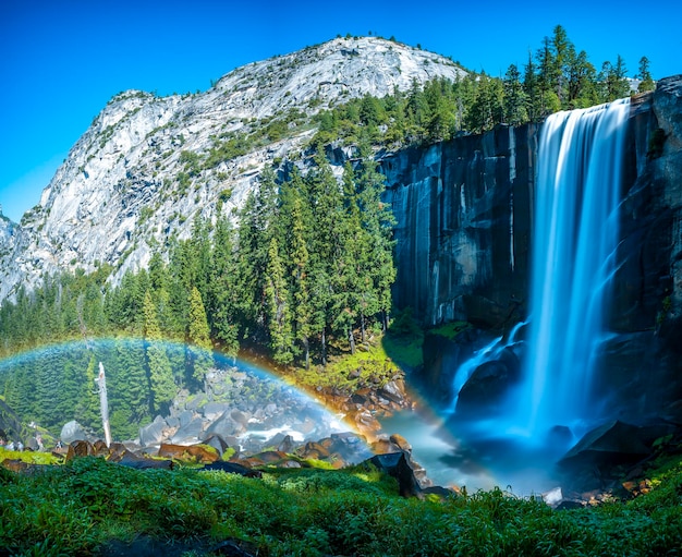 Długa ekspozycja wodospadu Vernal Falls w Parku Narodowym Yosemite w Kalifornii w Stanach Zjednoczonych