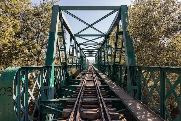 Długa kolej jedzie przez most w Rivas-Vaciamadrid, Hiszpania