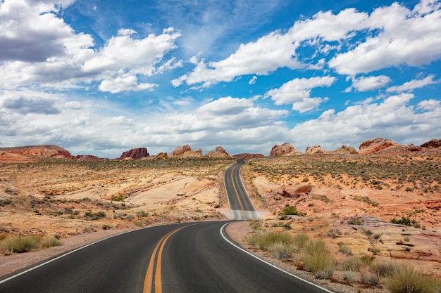 Długa kręta autostrada Valley of Fire Nevada USA Błękit pochmurnego nieba w tle