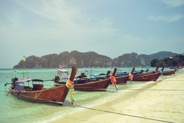 Długa łódź Grupa Przy Bielu Plażowym I Halnym Tłem, Phuket, Tajlandia