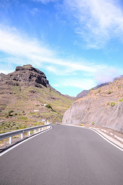 Długa pusta pustynna droga asfaltowa na Wyspach Kanaryjskich w Hiszpanii