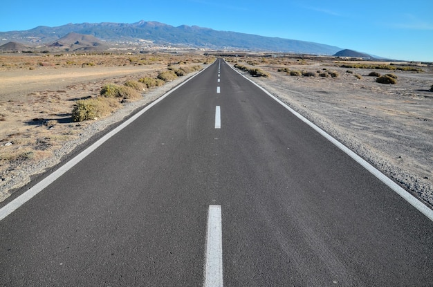Długa pusta pustynna droga asfaltowa w El Hierro Wyspy Kanaryjskie w Hiszpanii