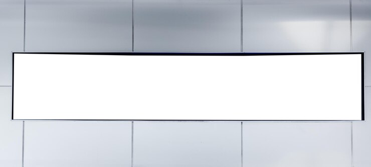 Zdjęcie długa pusta ramka billboardu biały pusty ekran