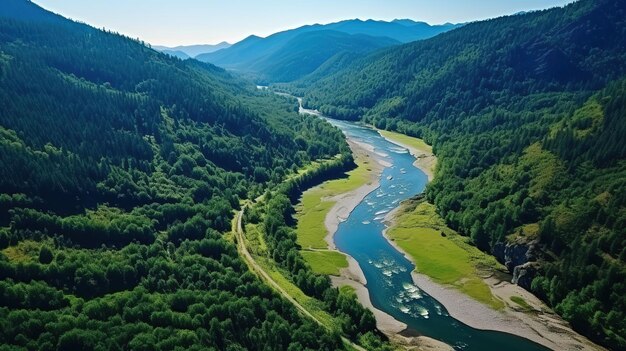 Długa rzeka wodospadu między zielonymi górami