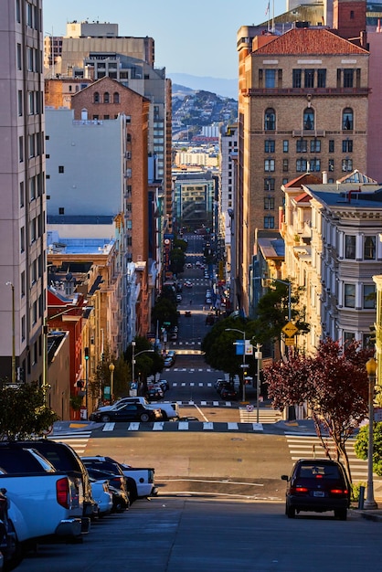 Długa stroma droga w porannym świetle San Francisco