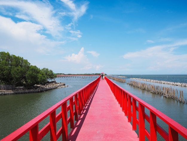 Długi czerwony most krzyż lato plaża na tle błękitnego nieba w prowincji Samutsakhon, Tajlandia.