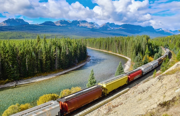 Długi Frachtowy Comtainer Pociąg Poruszający Się Wzdłuż Bow Rzeki W Canadian Rockies, Park Narodowy Banff, Canadian Rockies, Kanada