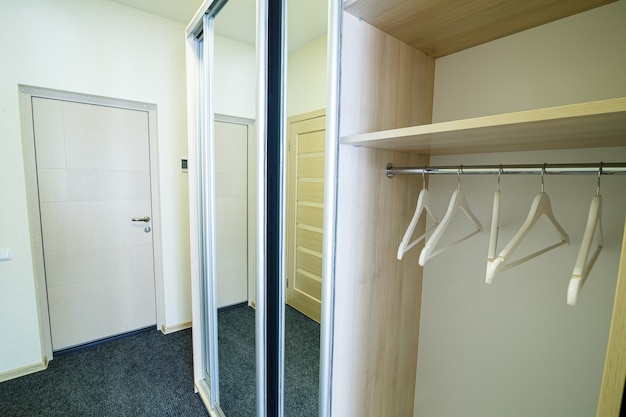 Zdjęcie długi jasny hol wejściowy z drzwiami w nowym hotelu z garderobą