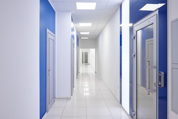 Długi korytarz w nowoczesnej klinice.