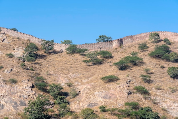 Długi mur na górze fortu Amber w historycznym mieście Amer Jaipur Radżastan w Indiach
