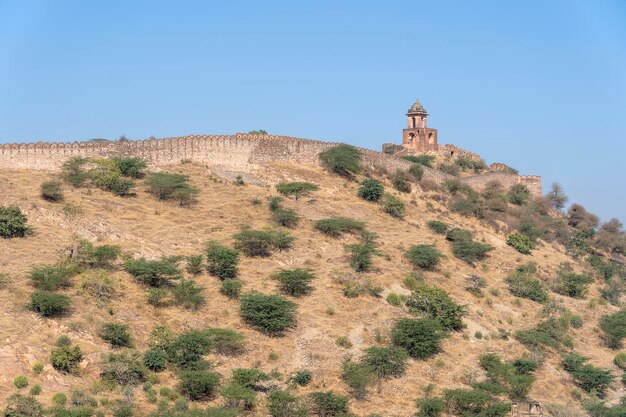 Długi mur na górze fortu Amber w historycznym mieście Amer Jaipur Radżastan w Indiach