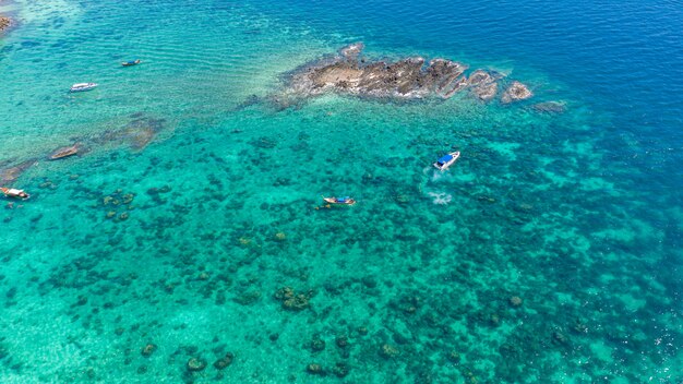 Długi ogon i prędkość łodzi wyczarterowanych do nurkowania na wyspie phi phi w sezonie turystycznym phi phi island kra bi prowincji Tajlandii