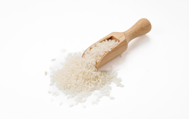 Długi polerowany ryż w miskach i torebkach na białym tle Wysokiej jakości zdjęcie