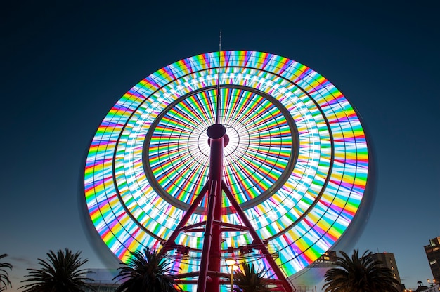 Zdjęcie długi ujawnienie kolorowy ferris koło.