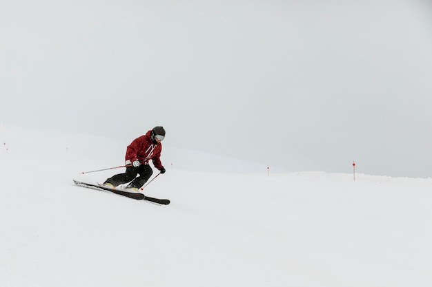 Długo strzał koncepcja sportów zimowych narciarz