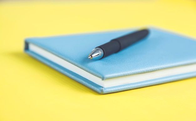 Długopis na notatniku na biurku