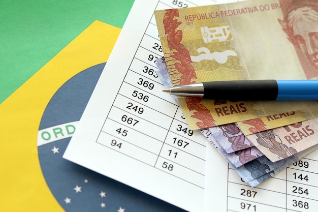 Długopis z brazylijskimi banknotami na blankiecie gry na loterii Pojęcie szczęścia i hazardu w Brazylii