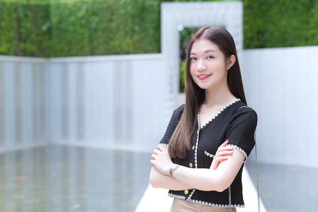 Długowłosa Azjatycka Profesjonalna Bizneswoman W Czarnej Koszuli Uśmiecha Się Radośnie