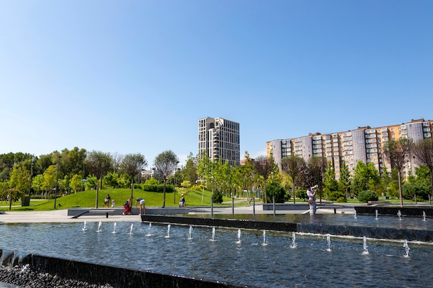 Dniepr, Ukraina - 26 sierpnia 2020: Fontanna w nowym parku rekreacyjnym na nabrzeżu miasta
