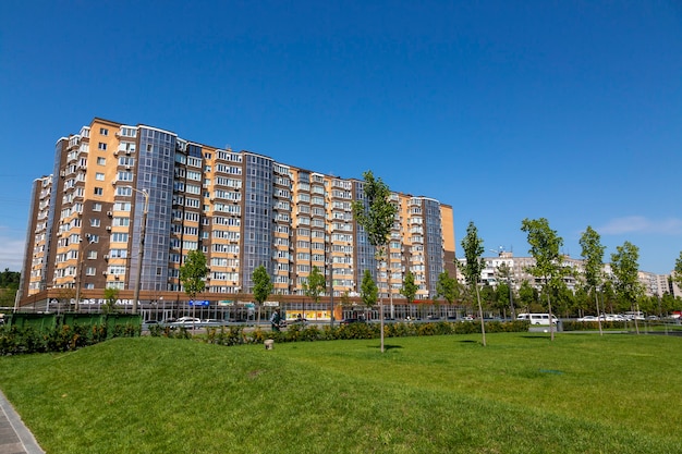 Dniepr, Ukraina - 26 sierpnia 2020: Widok nowych domów na nabrzeżu miasta