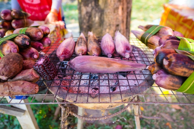 Do pieczenia kukurydzy za pomocą pieca na węgiel drzewny.