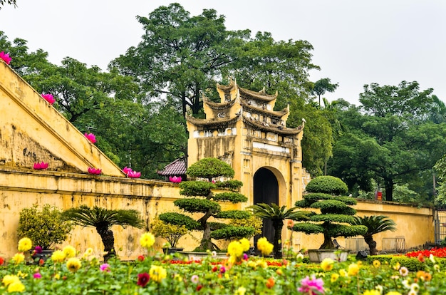 Zdjęcie doan mon główna brama cesarskiej cytadeli thang long, dziedzictwo światowe unesco w hanoi w wietnamie