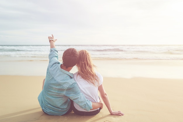 Dobiera się ludzi lub turysty od Europe z szczęśliwym i relaksuje czas na tropikalnej plaży