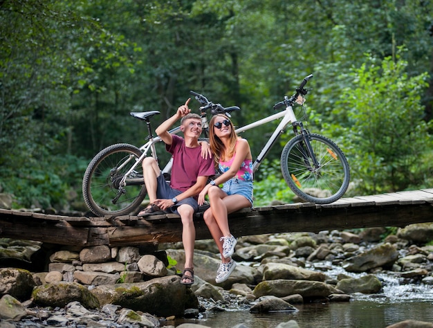 Dobiera się odpoczywać w lesie na rzeka moscie blisko bicykli / lów