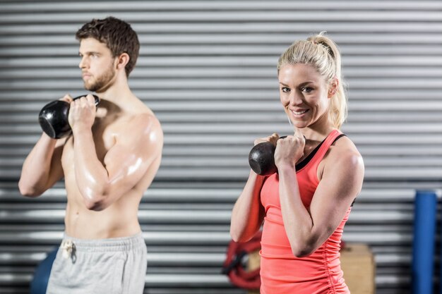 Dobiera Się Podnośnych Dumbbells Wpólnie Przy Crossfit Gym