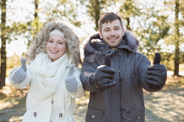 Dobiera się w kurtkach gestykuluje aprobaty w drewnach