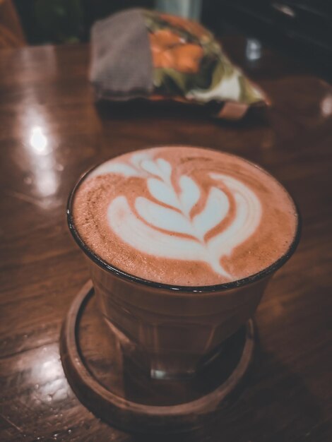 Zdjęcie dobra kawa latte i bardzo ostry zapach.