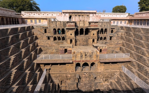 Dobrze Chang baori znajduje się w pobliżu Jaipur i Agra