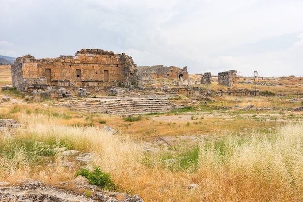 Dobrze Zachowane Starożytne Greckie Ruiny W Hierapolis, Uzdrowisku W Pobliżu Gorących źródeł Trawertynu W Pamukkale W Turcji