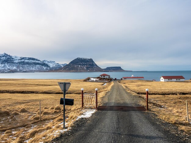 Dobrze Znany Popularny Punkt Orientacyjny Islandii Góra Kirkjufell Po Przeciwnej Stronie Z Otaczającym Jeziorem